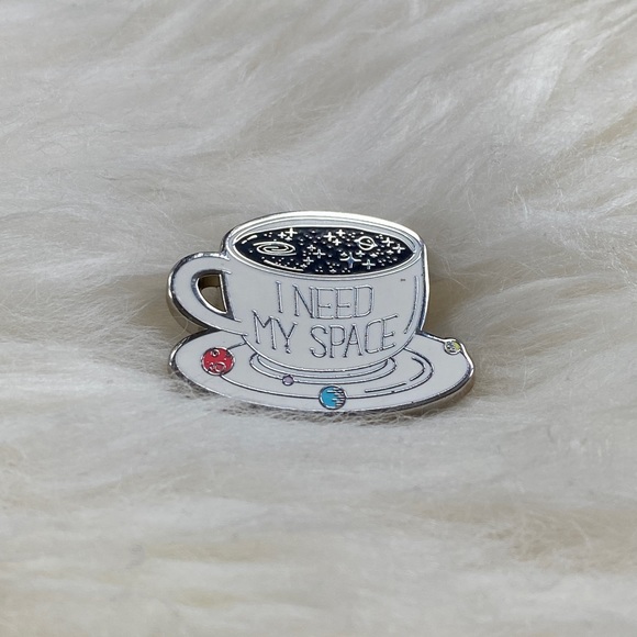 Enamel pin - Picture 2 of 4